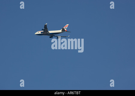 British Airways Boeing 747 Jumbo Jet decolla da Londra aeroporto di Heathrow contro un inverno di cielo blu Foto Stock