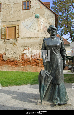 Zagabria, Croazia. Statua di Marija Juric (Pen-nome 'Zagorka' - giornalista croato 1873-1957) in Tkalciceva (street). Meridiana Foto Stock