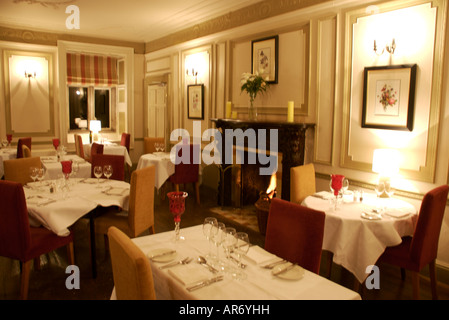 Sala da pranzo di hotel bello di cui sei pronto per la cena gli ospiti Foto Stock