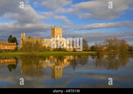 Tewkesbury Abbey Santa Maria Vergine Chiesa Gloucestershire England Regno Unito con torre riflessa nell'acqua in primo piano Foto Stock