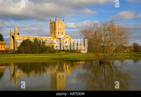 Tewkesbury Abbey Santa Maria Vergine Chiesa Gloucestershire England Regno Unito con torre riflessa nell'acqua in primo piano Foto Stock