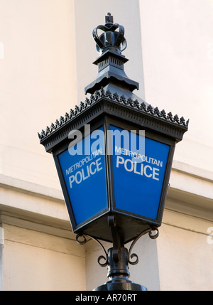 La spia blu indicante una stazione di polizia nel centro di Londra Foto Stock
