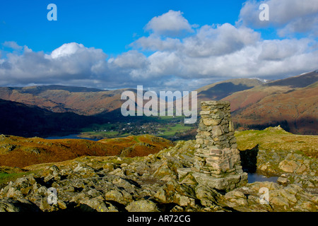 Grasmere lake e il villaggio dal punto di innesco sulla sommità del Loughrigg cadde, Lake District Natonal Park, Cumbria, Regno Unito Foto Stock