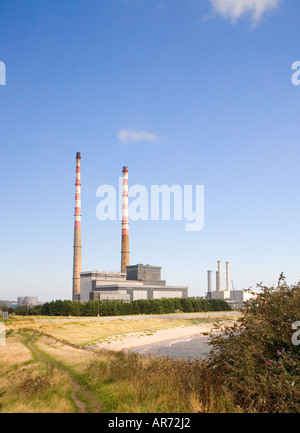 Poolbeg Power Station, Dublino, Irlanda in una giornata di sole da Ringsend Park. Questo iconico Edificio è ben noto ai Dublinesi. Foto Stock