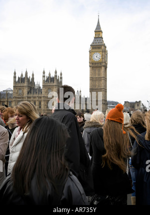 Una folla di persone che attraversano Westminster Bridge, Londra Foto Stock