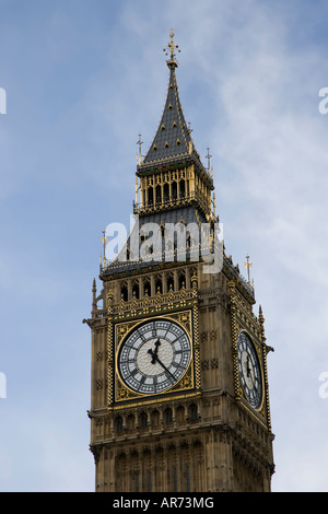 Chiusura del Big Ben contro il cielo blu Foto Stock