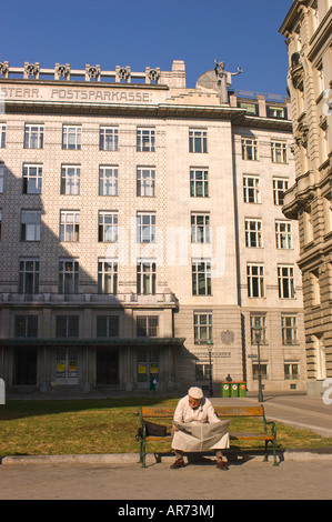 VIENNA Austria uomo legge il giornale in parte anteriore del Postsparkasse post office savings bank building design architetto Otto Wagner Foto Stock