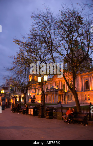 Donegall Square, zona principale della città di Belfast Irlanda del Nord, dello skyline della città al crepuscolo, Municipio di background, persone, da banco Foto Stock