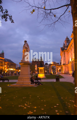Donegall Square, zona principale della città di Belfast Irlanda del Nord , dello skyline della città al crepuscolo, statue a Belfast City Hall Foto Stock