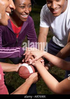 Multi-etnico gli amici a giocare a calcio Foto Stock