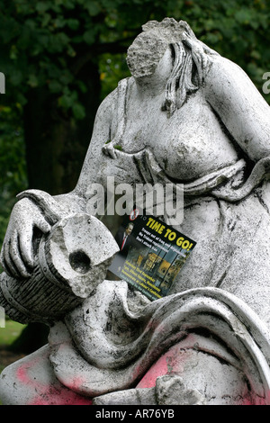 'L'anti guerra' protestare foglietto sulla statua Foto Stock