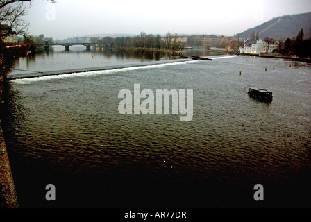 Vista della Moldava (Moldau) River e il Kampa Park dal Charles Bridge al tramonto mostra edificio, barca e colline. Foto Stock