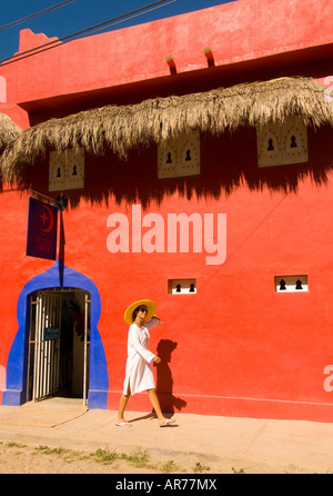 Messico Nayarit villaggio di Sayulita vicino a Puerto Vallarta sull'Oceano Pacifico donna camminando lungo colorato Petit d Hafa Hotel Foto Stock