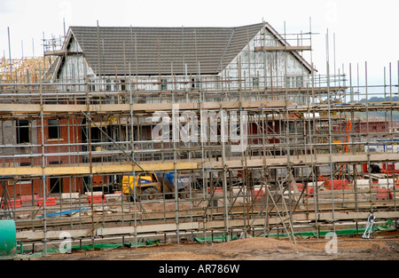 Nuovo complesso residenziale in costruzione sul sito brownfield nella città di Newport South Wales UK GB UE Foto Stock