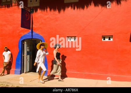 Messico Nayarit villaggio di Sayulita vicino a Puerto Vallarta sull'Oceano Pacifico le donne a piedi lungo colorato Petit d Hafa Hotel Foto Stock