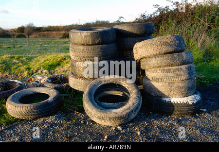 Pneumatici per auto oggetto di dumping in campagna nei pressi di Newport South Wales UK Foto Stock