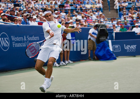 Roger Federer (SUI) svolge in Cincinnati occidentale e sud ATP Masters, Cincinnati in Ohio. Foto Stock
