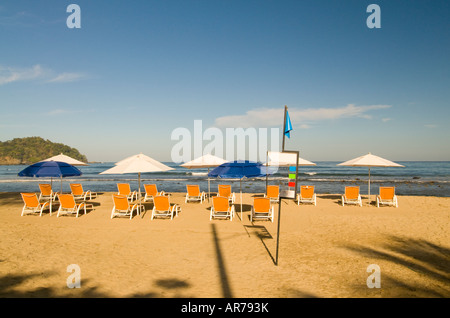 Messico Nayarit villaggio di Sayulita vicino a Puerto Vallarta sull'Oceano Pacifico colorate sedie e ombrelloni fodera la spiaggia Foto Stock