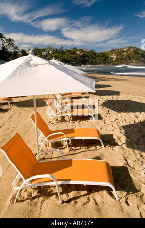 Messico Nayarit villaggio di Sayulita vicino a Puerto Vallarta sull'Oceano Pacifico colorate sedie e ombrelloni fodera la spiaggia Foto Stock