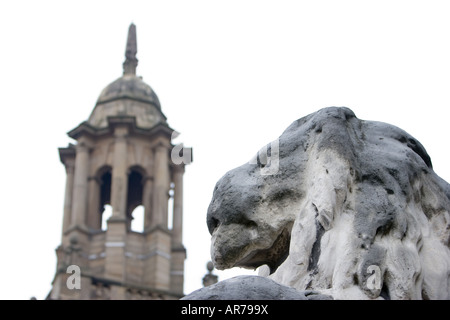 Un weathered leone di pietra al di fuori di Leeds City Hall a Leeds Regno Unito 12 Dicembre 2007 Foto Stock