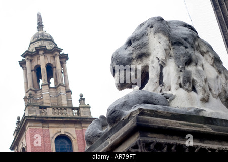 Un weathered leone di pietra al di fuori di Leeds City Hall a Leeds Regno Unito 12 Dicembre 2007 Foto Stock