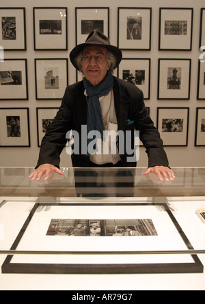 Il fotografo Rene Burri, scomparso nel Magnum, è stato ritratto alla sua mostra retrospettiva nella Manchester City Art Gallery, Inghilterra, UK. Foto Don Tonge Foto Stock