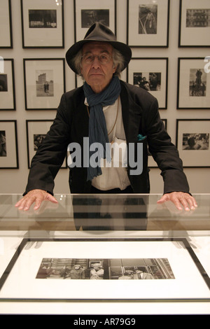 Il fotografo Rene Burri, scomparso nel Magnum, è stato ritratto alla sua mostra retrospettiva nella Manchester City Art Gallery, Inghilterra, UK. Foto Don Tonge Foto Stock