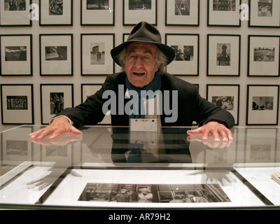 Il fotografo Rene Burri, scomparso nel Magnum, è stato ritratto alla sua mostra retrospettiva nella Manchester City Art Gallery, Inghilterra, UK. Foto Don Tonge Foto Stock