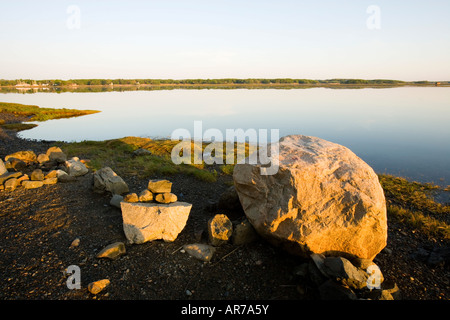 Rocce sulla riva presso la Strawberry Hill preservare in Ipswich, Massachusetts. Eagle Hill fiume. Foto Stock