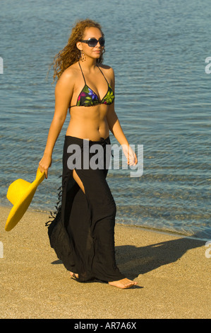 Messico Riviera Nayarit villaggio di Sayulita vicino a Puerto Vallarta sull'Oceano Pacifico donna attraente a piedi la spiaggia Foto Stock