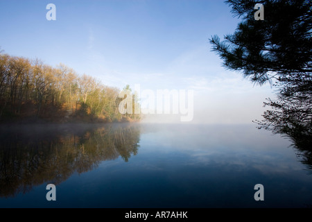 La mattina presto in primavera su Walden Pond State Reservation, concordia, Massachussets. Foto Stock