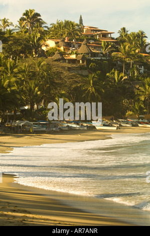 Messico Riviera Nayarit villaggio di Sayulita vicino a Puerto Vallarta sull'Oceano Pacifico vista panoramica della spiaggia e case Foto Stock