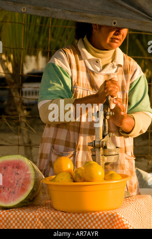 Messico Nayarit villaggio di Sayulita vicino a Puerto Vallarta sull'Oceano Pacifico messicano fornitore di frutta sulla spiaggia la spremitura di Orange Foto Stock