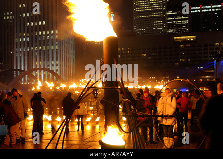 Cie Carabosse eseguendo con fiamma thrower a Wintercity notti di fuoco in Nathan Philips Square Toronto in inverno Foto Stock