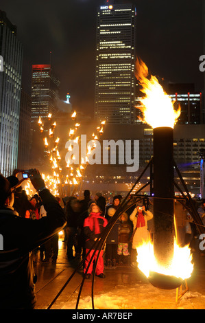 Gli spettatori a guardare cie carabosse lanciafiamme wintercity a notti di fuoco in Nathan Philips Square Toronto in inverno Foto Stock