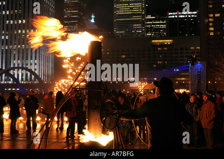 Cie Carabosse esecutore con il lanciafiamme a Wintercity notti di fuoco in Nathan Philips Square Toronto in inverno Foto Stock