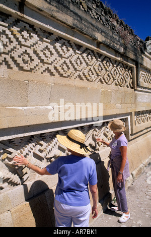 I turisti ad esplorare le rovine storiche a Mitla vicino a Oaxaca Messico Foto Stock