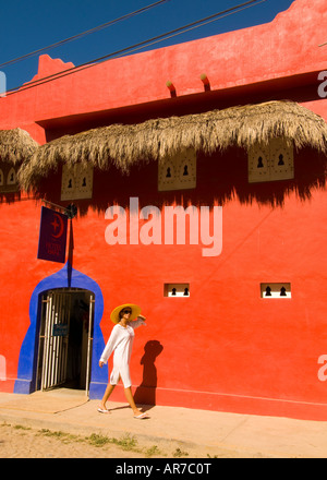 Messico Nayarit villaggio di Sayulita vicino a Puerto Vallarta sull'Oceano Pacifico donna camminando lungo colorato Petit d Hafa Hotel Foto Stock