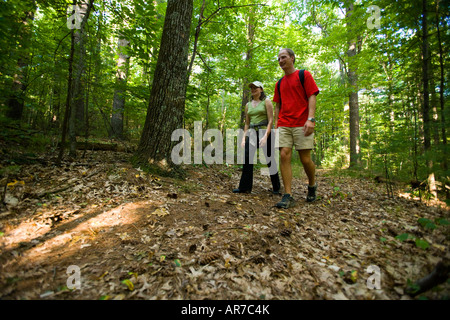 Escursioni di un sentiero di bosco in Pepperell, Massachusetts. Foto Stock