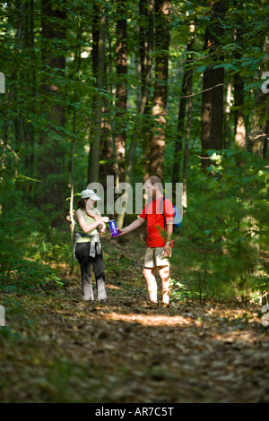 Escursioni di un sentiero di bosco in Pepperell, Massachusetts. Foto Stock