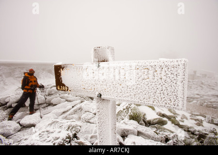 Un escursionista sul rime coperte di ghiaccio cima di Mount Washington nel New Hampshire s White Mountains Marzo Foto Stock