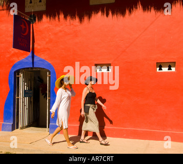 Messico mi Nayarit villaggio di Sayulita vicino a Puerto Vallarta sull'Oceano Pacifico donne camminando accanto al colorato Hotel Petit d Hafa Foto Stock