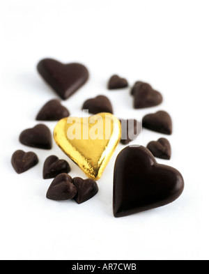 Cuore cioccolatini su sfondo bianco Foto Stock