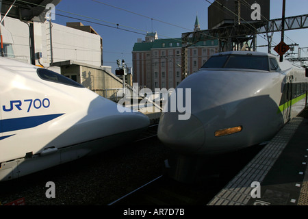 Hikari 700 serie di Shinkansen giapponese passa un Railstar JR Shinkansen alla stazione JR Okayama station kyoto Asia Giappone Foto Stock