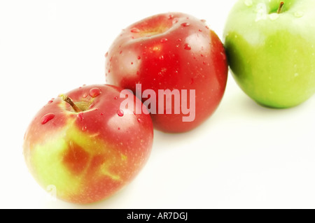 Tre mele allineate in una fila isolato su uno sfondo bianco Roma Red Delicious Granny Smith Foto Stock