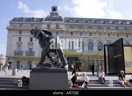 Turisti che si siedono sui gradini davanti all'ingresso del Musee d'Orsay a Parigi Foto Stock