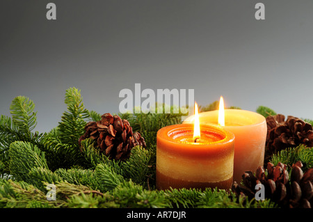 Disposizione di natale di candele accese e verde rami di abete rosso sfondo Foto Stock