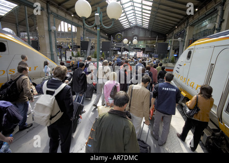 I passeggeri in arrivo in Eurostar alla stazione ferroviaria Gare du Nord di Parigi Foto Stock