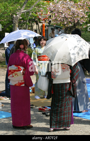 Le donne giapponesi di indossare il kimono tradizionali a una molla di fiori di ciliegio partito nel Parco di Maruyama di kyoto Asia Giappone Foto Stock