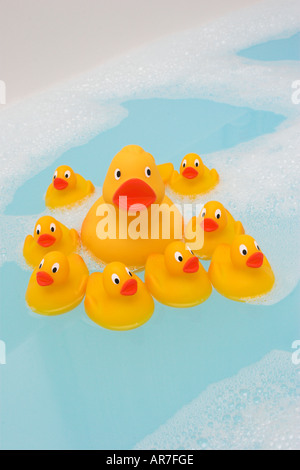 Gruppo di gomma gialla anatre in bagno riempito BLUE Bubble Bath Foto Stock